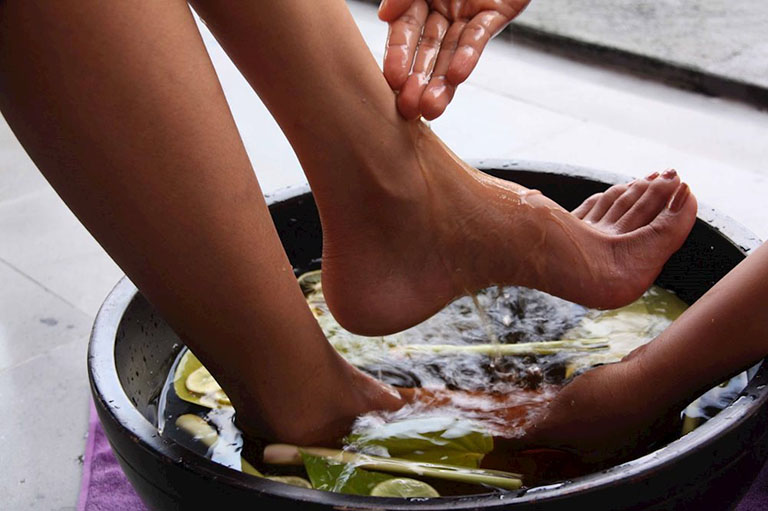 ngâm lá lốt trị tổ đỉa