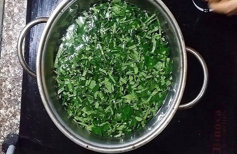 Tắm nước lá khế trị vảy nến