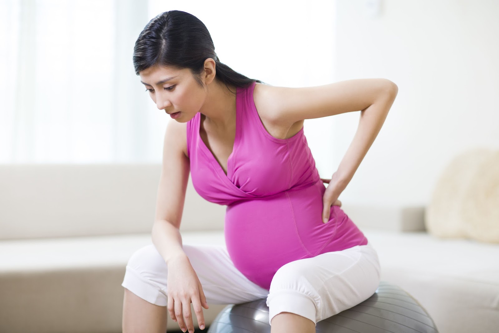 Bà bầu bị đau lưng có nên đấm lưng