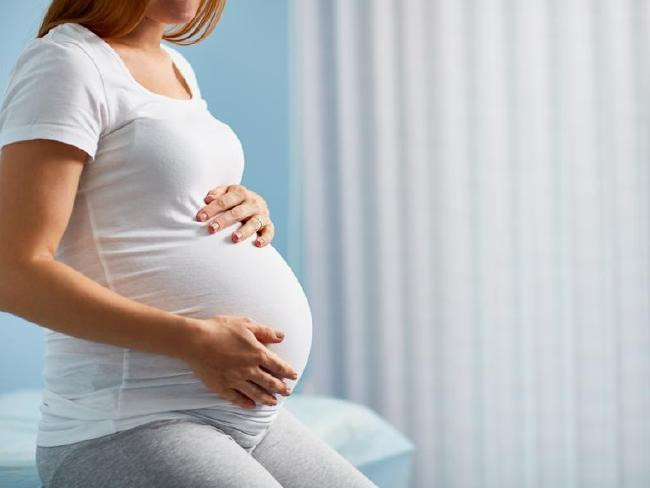 Cách giải quyết khi mắc đau rốn khi mang thai?