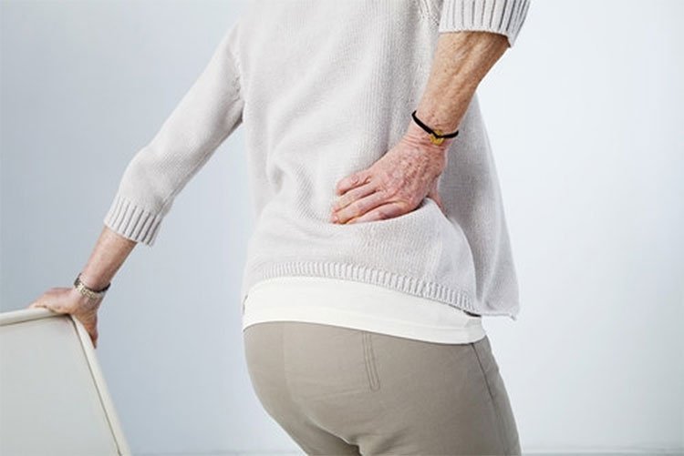 Biểu hiện bệnh đau lưng ở người già