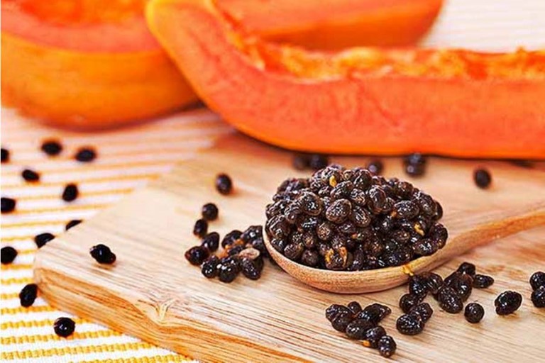 Điều trị đau lưng bằng hạt đu đủ