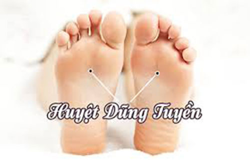 Bớt đau lưng bằng cách day ấn huyệt dũng tuyền