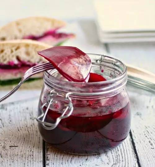 Bài thuốc ngâm rượu chữa đau lưng bằng hành tây