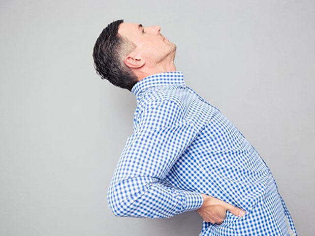 đứng lâu bị đau lưng
