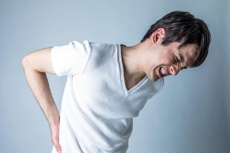 Đứng lâu bị đau lưng là hiện tượng thường thấy