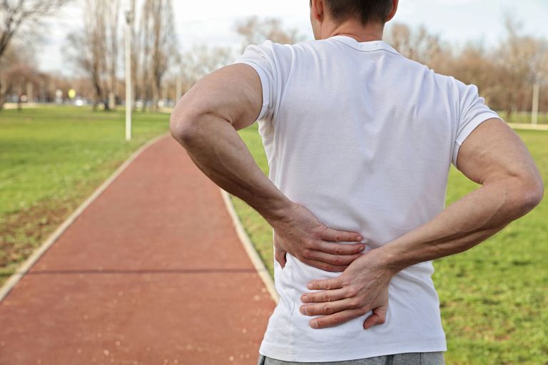 Người bị đau lưng có cần đi bộ, chạy bộ không