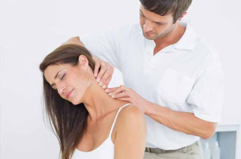 cách xoa bóp điều trị đau vai gáy