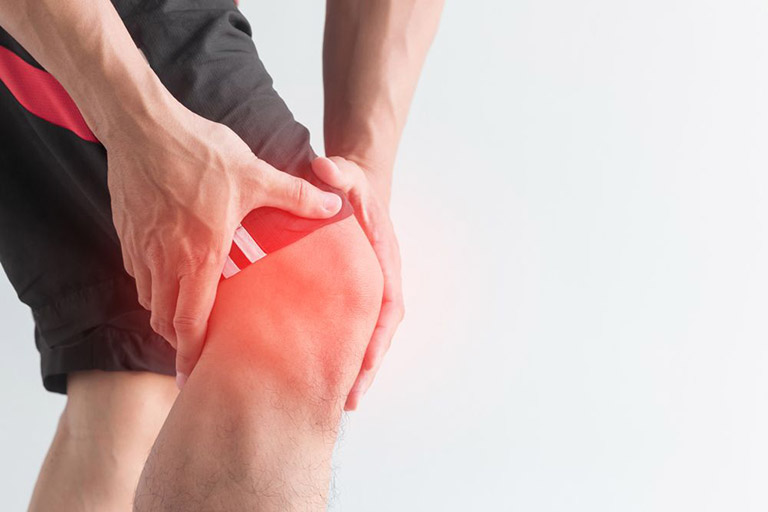 Đau đầu gối khi ngồi xổm có buộc phải trị không