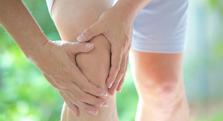 xử lý tình trạng đau đầu gối khi ngồi xổm