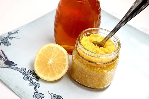 Kết hợp mật ong + chanh + đường tẩy lông chân