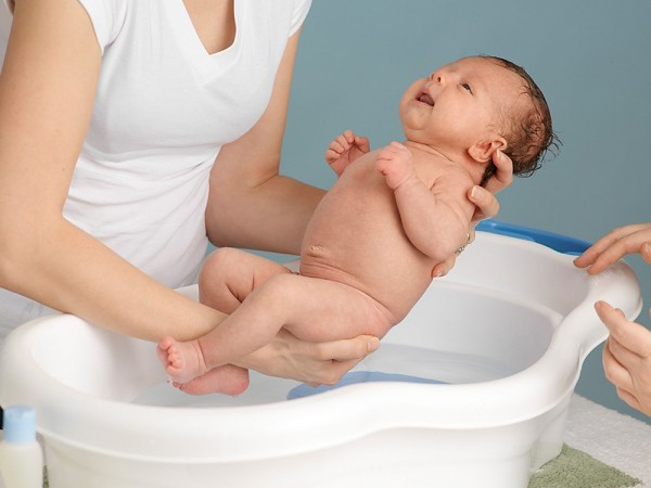 tắm lá đinh lăng cho trẻ sơ sinh