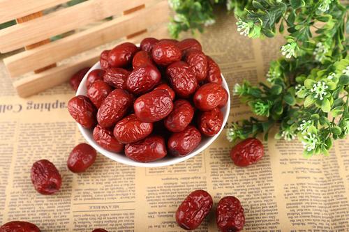 Chè táo đỏ hầm với đậu xanh và lá bạch quả