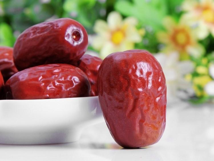 Dùng táo đỏ nấu cháo