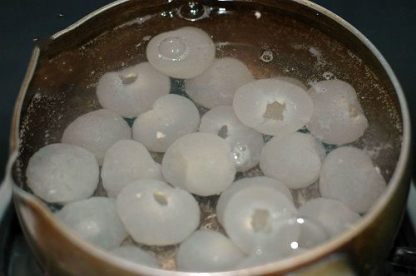 Làm hỗn hợp nước đường trái vải