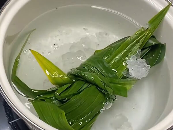 Nấu nước đường làm chè khúc bạch phô mai