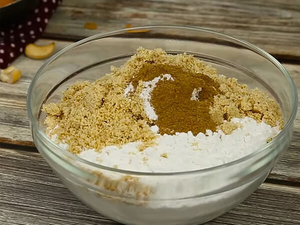Trộn bột bánh hạt điều