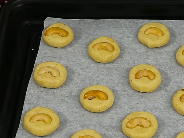 Nướng bánh hạt điều