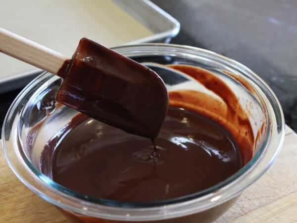 Nấu cacao làm bánh yến mạch