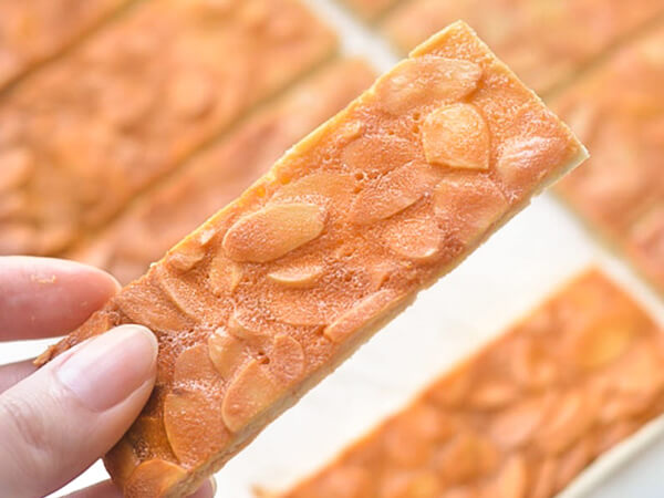 Nướng bánh hạnh nhân lát