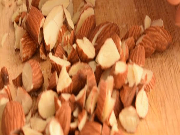 Sơ chế hạnh nhân làm bánh