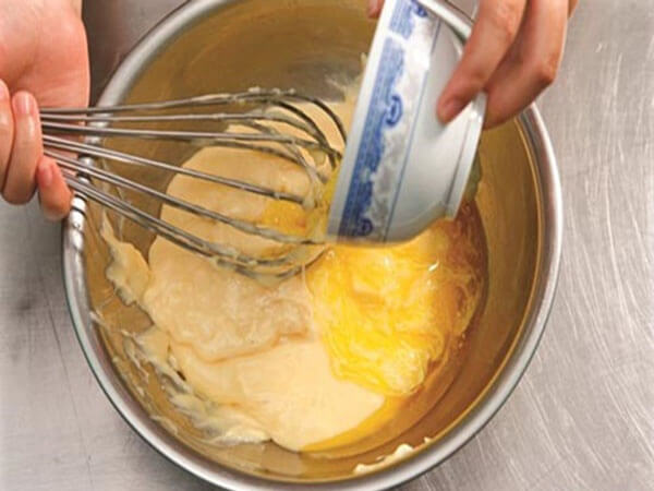 Làm bột bánh crepe truyền thống
