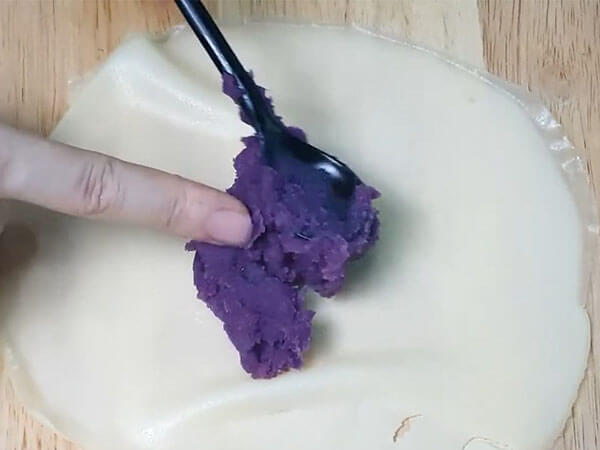 Rán bánh crepe khoai lang tím