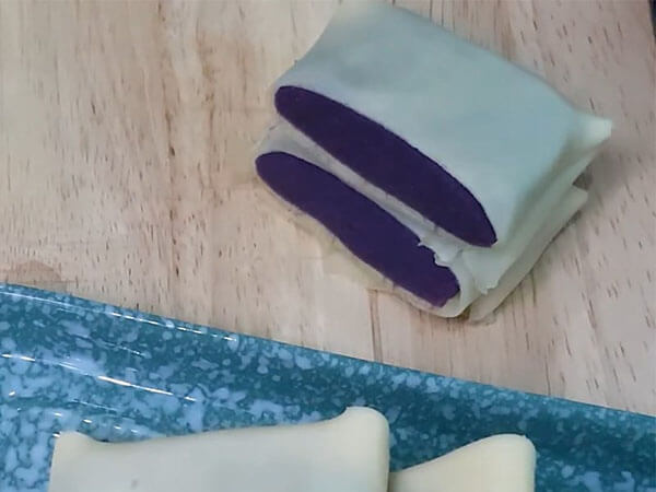 Thưởng thức bánh crepe khoai lang tím
