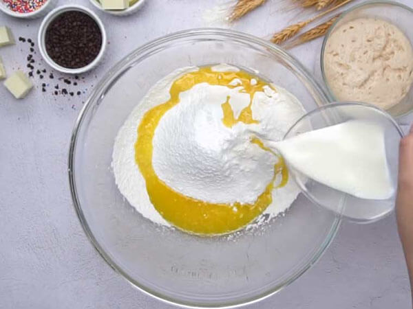 Nhào bột bánh donut truyền thống