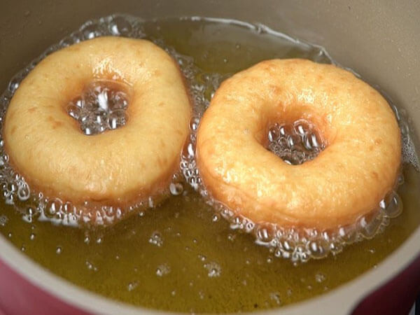 Chiên bánh donut truyền thống