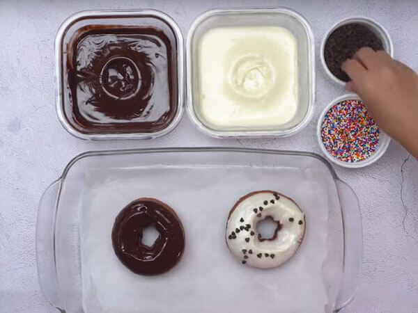 Thưởng thức bánh donut truyền thống