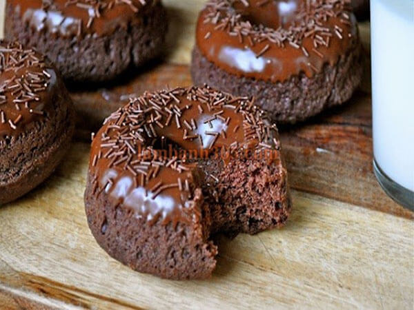 Thưởng thức bánh donut socola