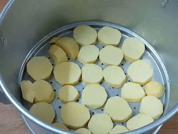 Sơ chế khoai lang làm bánh
