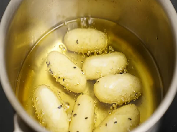 Chiên bánh khoai lang chiên phồng