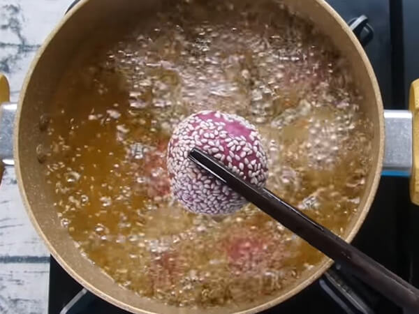 Chiên bánh khoai lang tím đậu xanh