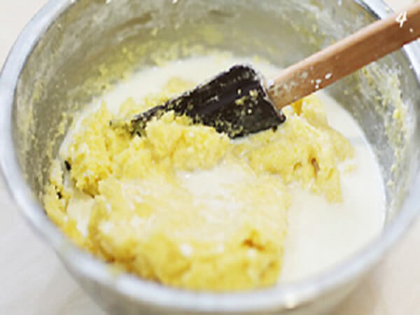 Trộn bột bánh muffin yến mạch