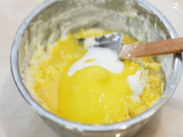 Trộn bột bánh muffin táo