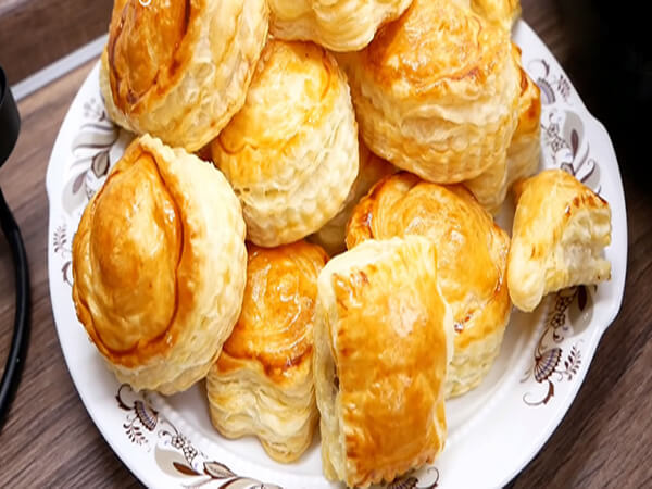 Nướng bánh pateso nhân thịt