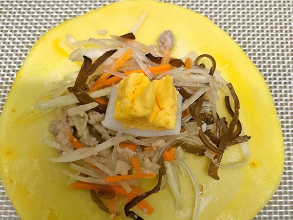 Gói bánh pateso nhân miến