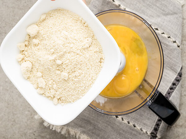 Trộn bột bánh keto bông lan trứng muối