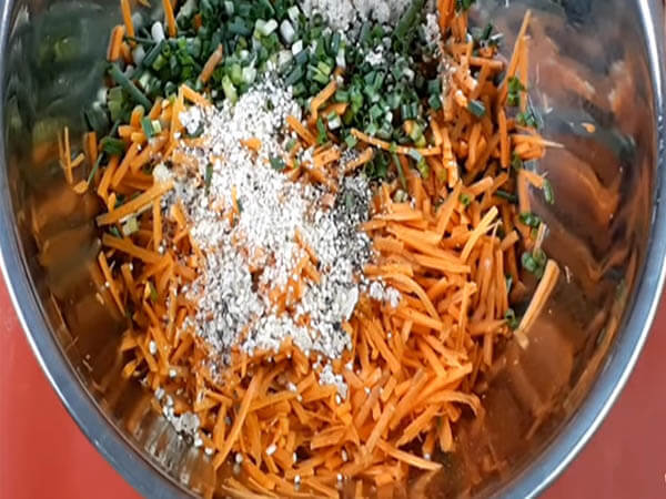 Sơ chế nguyên liệu làm bánh cà rốt chiên giòn