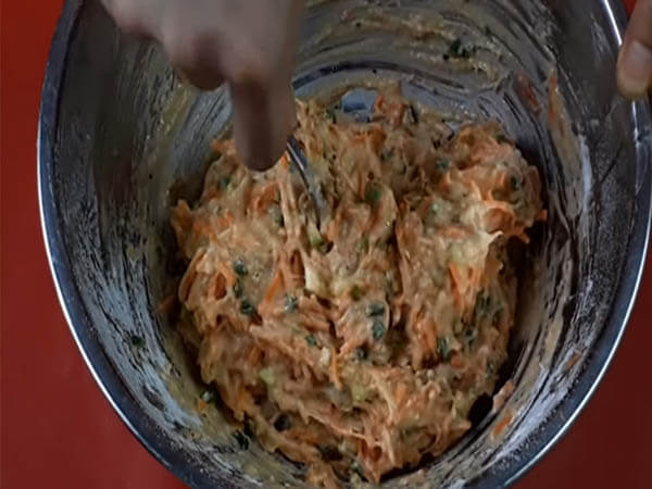 Trộn bột bánh cà rốt chiên giòn