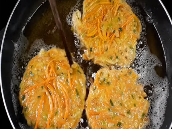 Chiên và thưởng thức bánh cà rốt