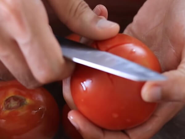 Sơ chế cà chua làm sốt pizza