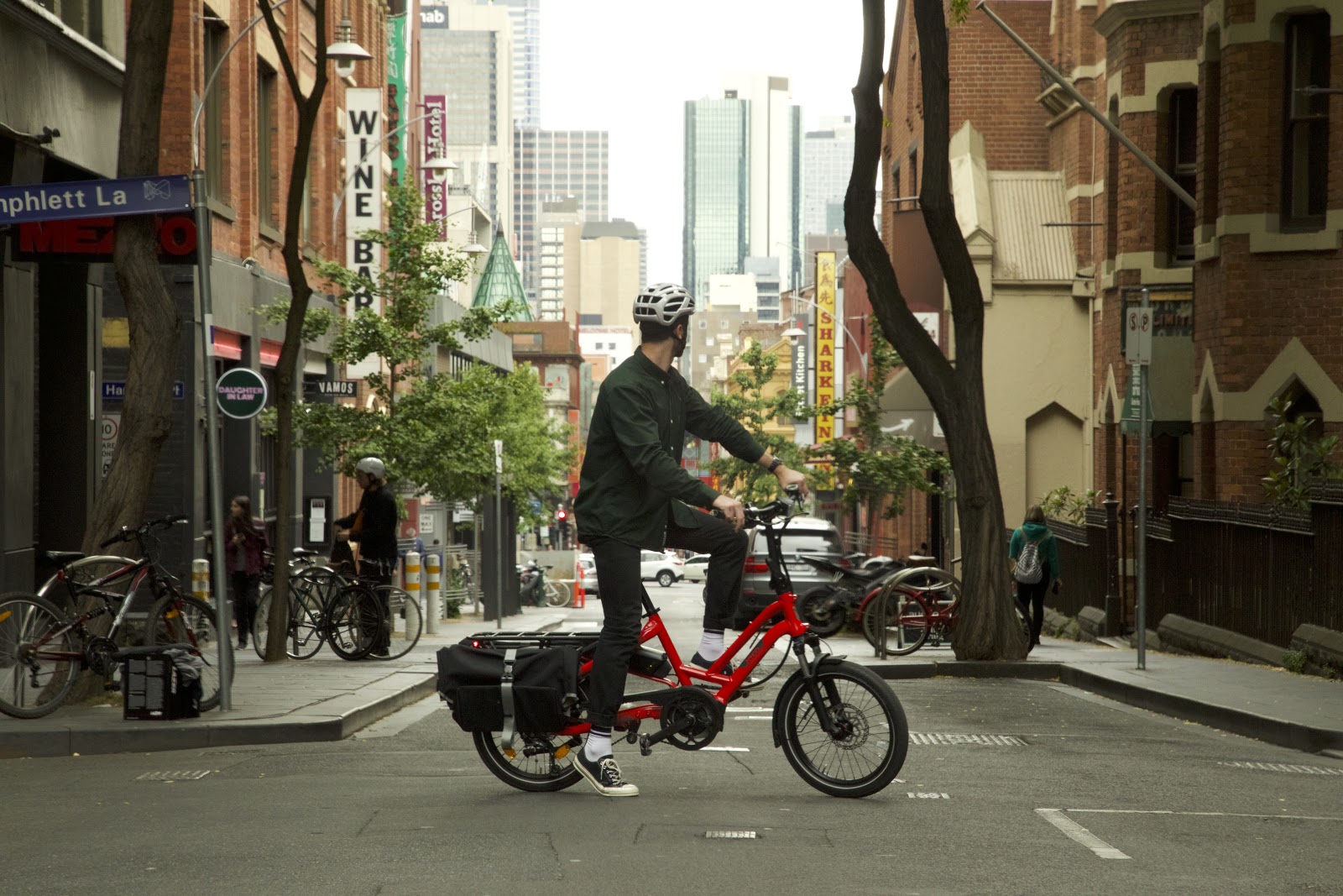 commuter in Melbourne CBD on the Tern HSD