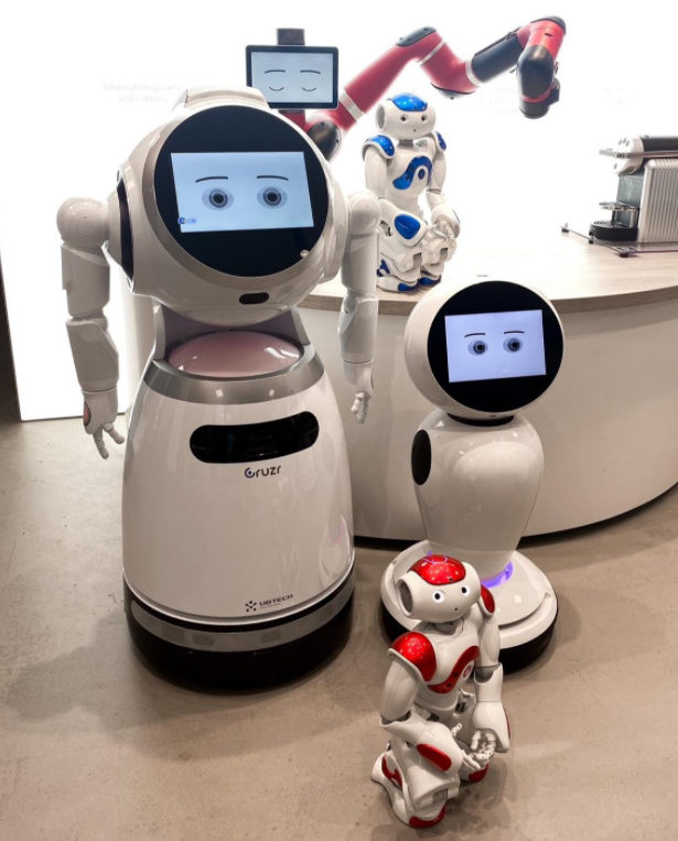 3 Roboter standing next to each other