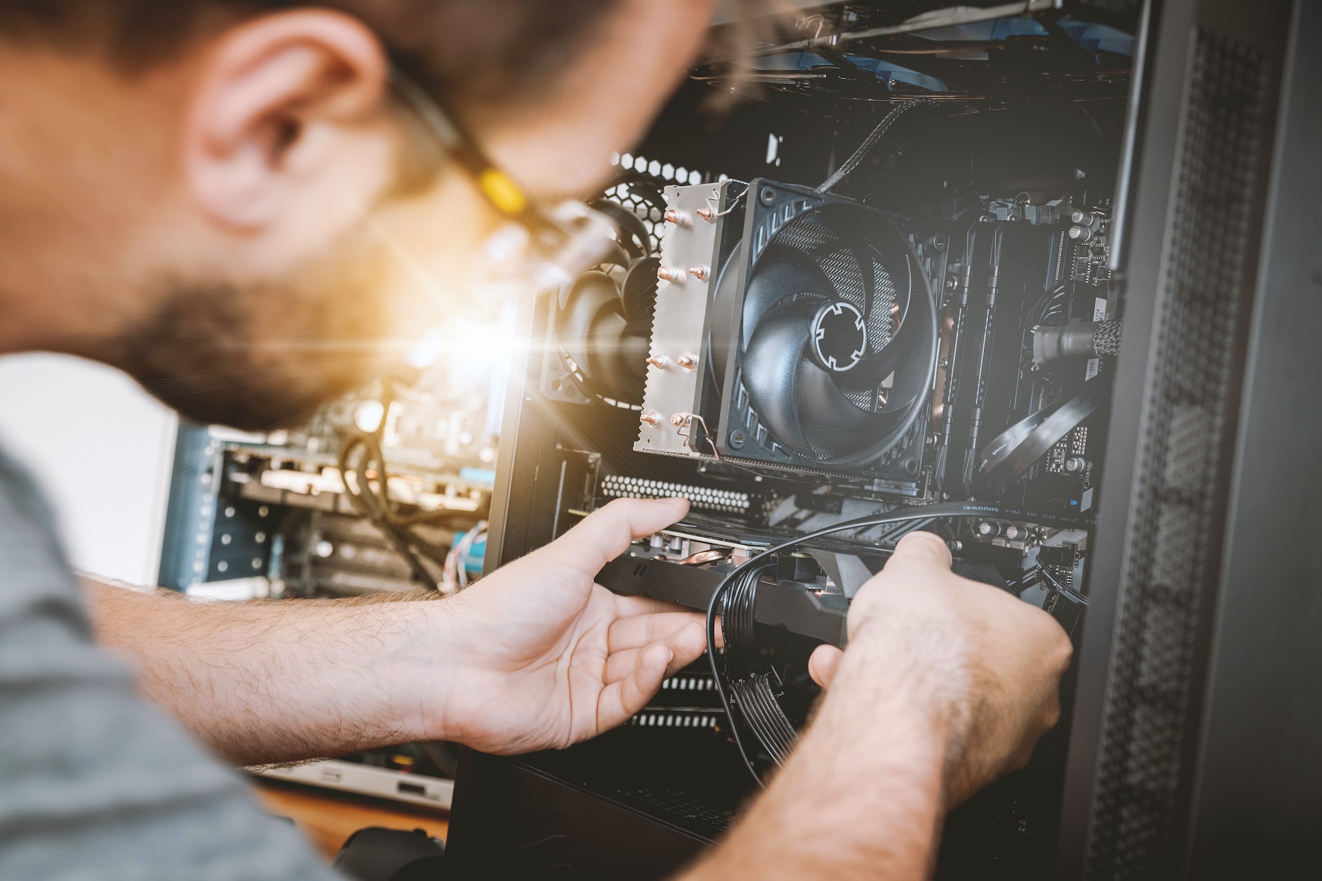 Ceci est une photographie d'un homme pratiquant de la maintenance sur une machine industrielle