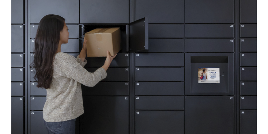Moradora-retira-encomenda-Smart-Locker