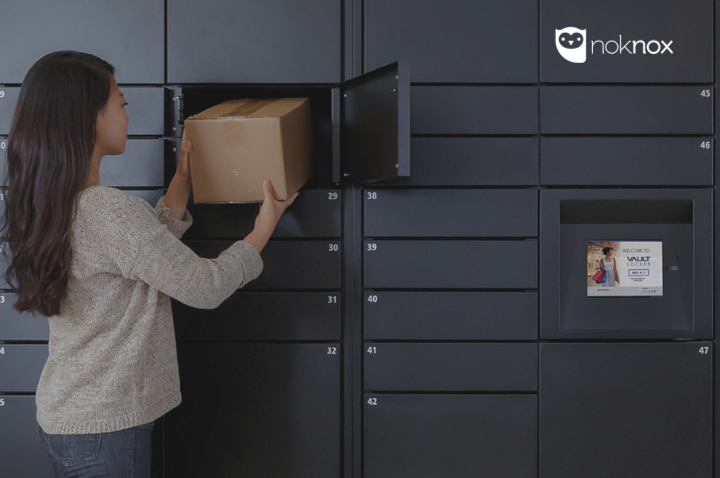 moradora_retira_encomenda_Smart_Locker