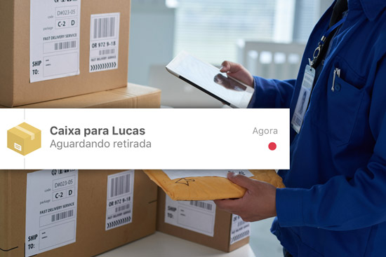 Porteiro cadastrando correspondência no App Noknox